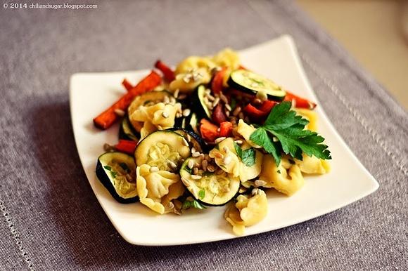 Tortellini z wędzonym tofu i pieczonymi warzywami