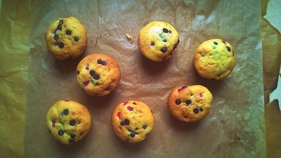 Waniliowe muffinki z porzeczkami i czekoladą