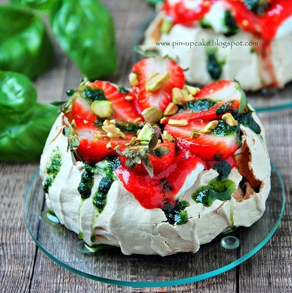 Mini Pavlova z truskawkami i sosem bazyliowym