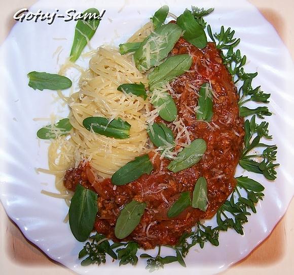 Spaghetti bolońskie z roszponką