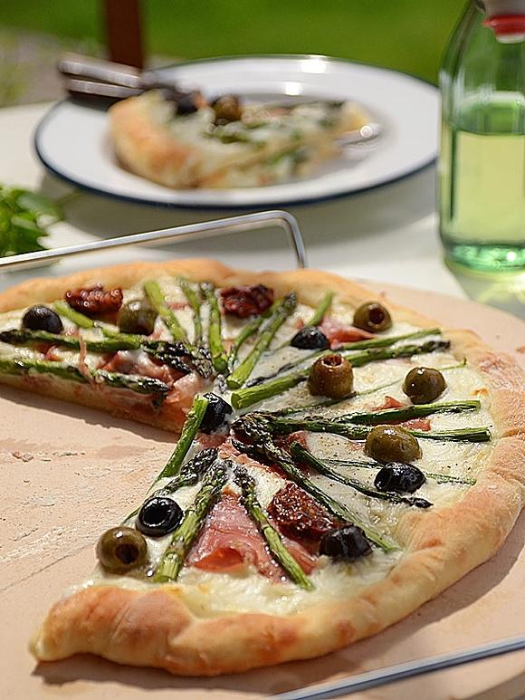 Pizza ze szparagami na bogato z sosem beszamelowym i szynką