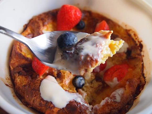 Pudding z croissantów z sosem Baileysowym