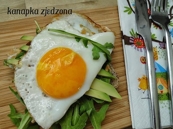 Kanapki z jajkiem sadzonym, awokado i rukolą na chlebie żytniowym