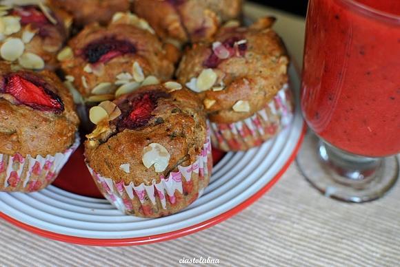 Muffiny z jabłkiem, truskawką i pełnoziarnistą mąką