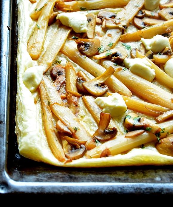Tarta na francuskim cieście ze szparagami i pieczarkami