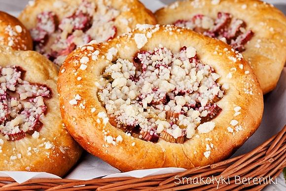 Drożdżówki z rabarbarem i kruszonką