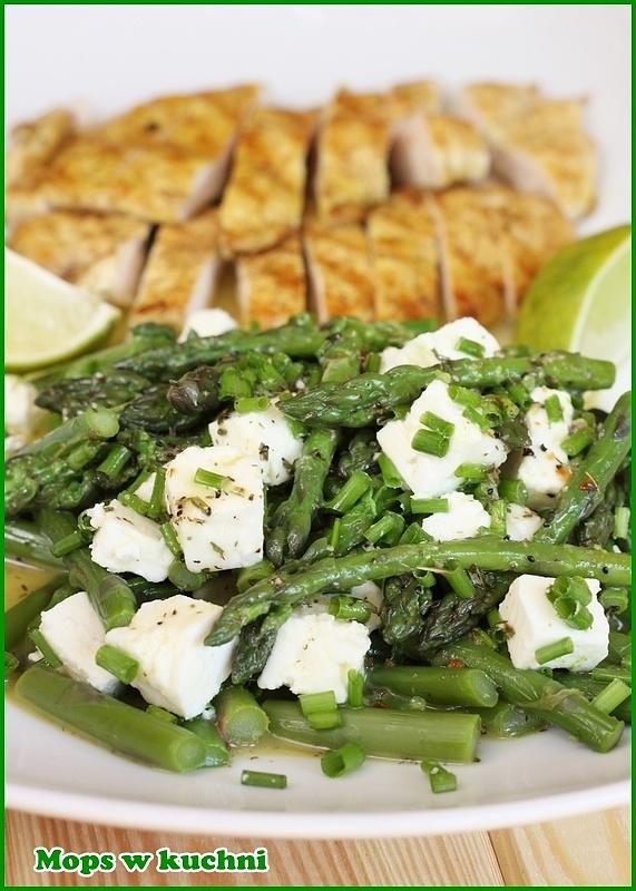 Zielone szparagi z serem feta i limonkowym dressingiem