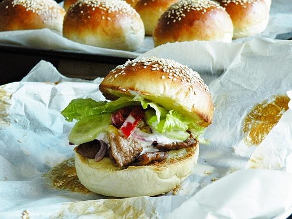 Meksykańskie burgery z szarpaną szynką i pieczone bułki hamburgerowe