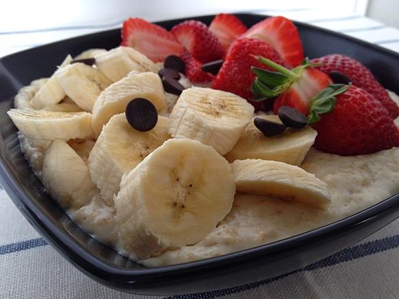 Owsianka z bananami i truskawkami