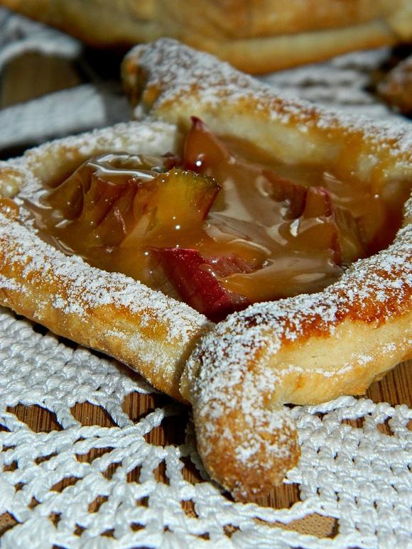 Ciasteczka francuskie z rabarbarem i sosem krówkowym