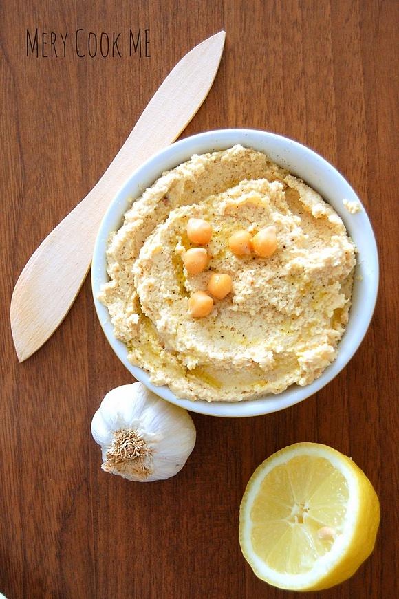 Hummus - przepis na pastę z ciecierzycy sezonowaną sezamem