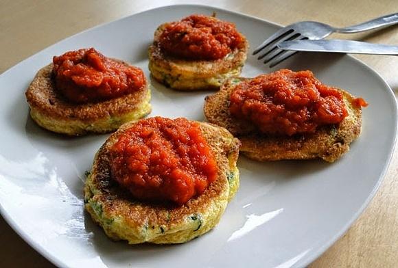 Omletowe placki z cukinią i sosem pomidorowym