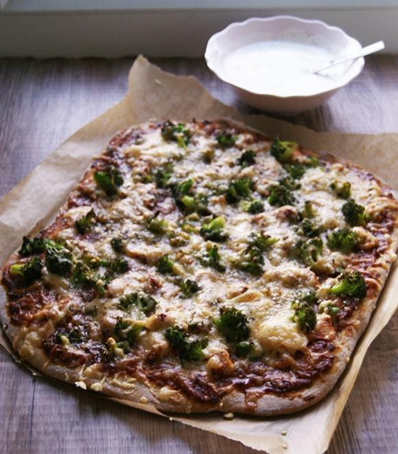 Pełnoziarnista pizza z kurczakiem i brokułami