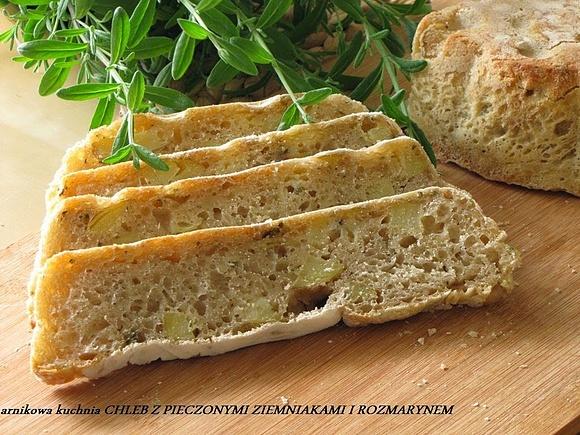 Chleb z pieczonymi ziemniakami i rozmarynem