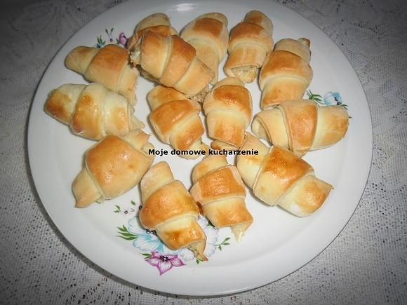 Mini rogale z serkiem topionym i szynką