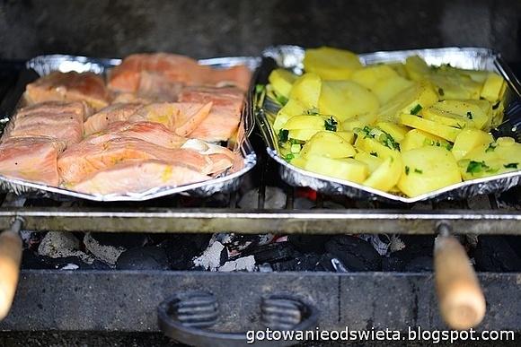Łosoś z grilla i pieczone ziemniaki
