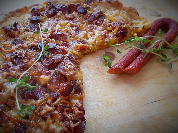 Tarta z kabanosem, cebulą i serem pleśniowym