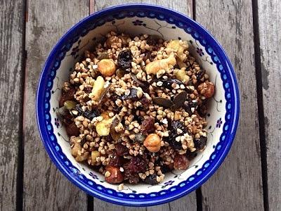 Granola śliwka i orzechy dla wegan i raw food