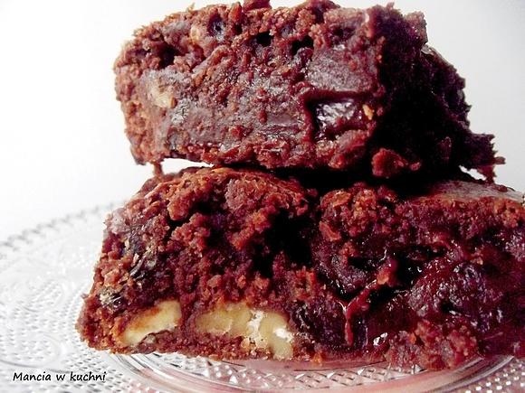Brownie z orzechami, śliwkami i rodzynkami