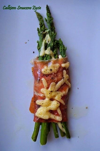 Szparagi zapiekane z szynką parmeńską i serem