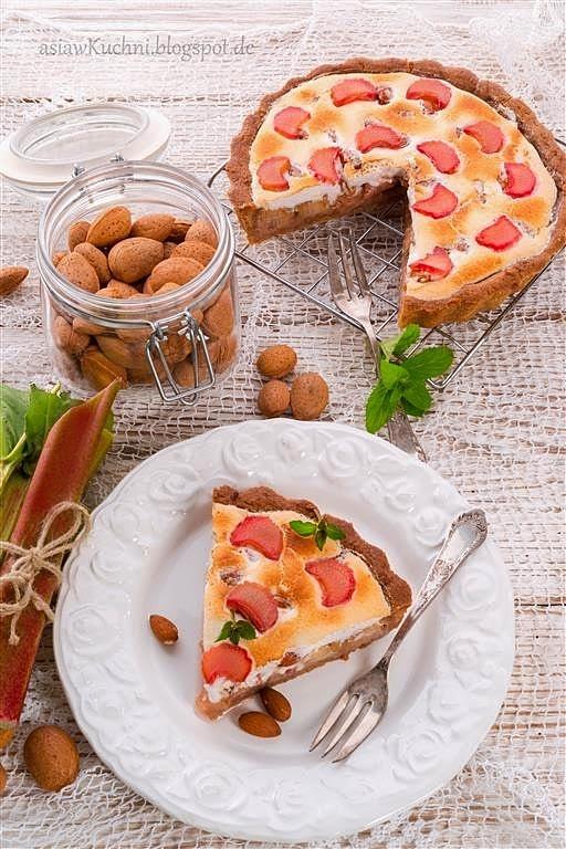 Tarta z rabarbarem na razowym cieście z migdałami i bezą