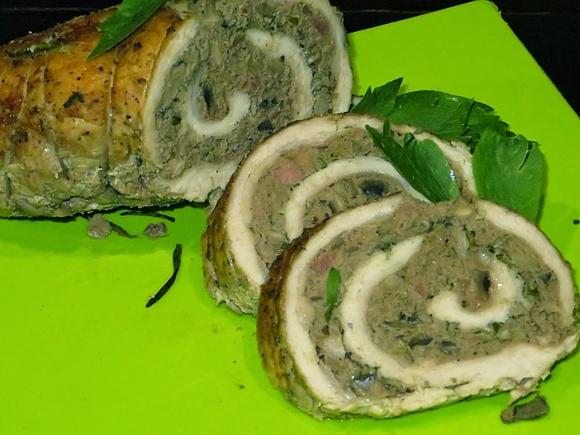 Schab nadziewany wątróbką pieczony w piwie