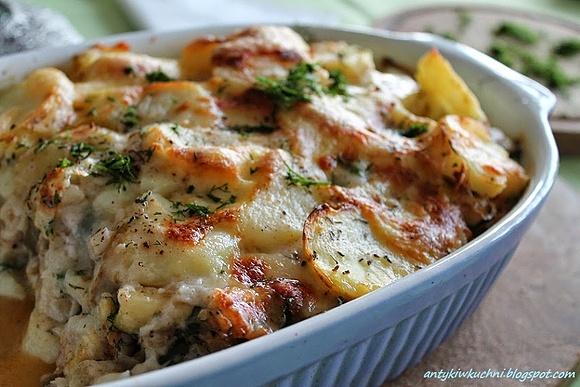 Zapiekanka z wędzonym dorszem ziemniakami i cukinią pod beszamelem