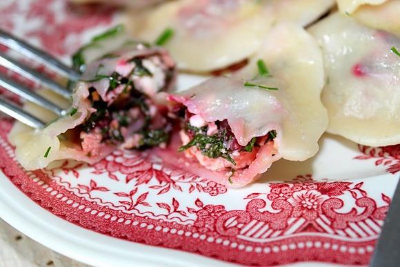 Pierogi z botwinką i masełkiem koperkowym