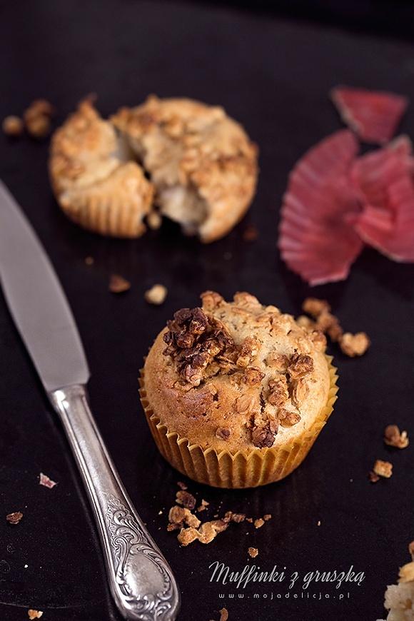 Muffinki z gruszką i chrupiącą granolą