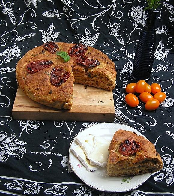 Chleb z suszonymi pomidorami i parmezanem
