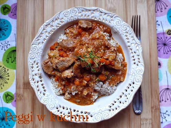 Gulasz wieprzowy z warzywami i sosem spaghetti