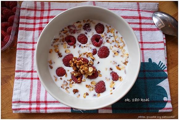 Domowa granola z mlekiem i malinami