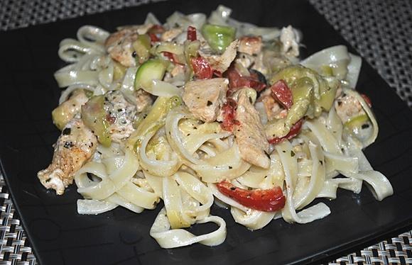 Tagliatelle z piersią kurczaka i warzywami