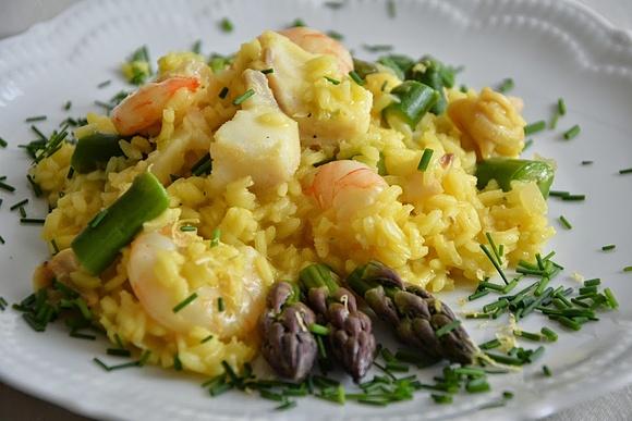 Szafranowe risotto z owocami morza