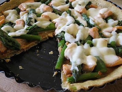 Tarta z łososiem i szparagami