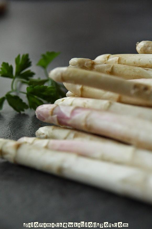 Sałatka ze szparagami, brązowym ryżem i grillowanym kurczakiem