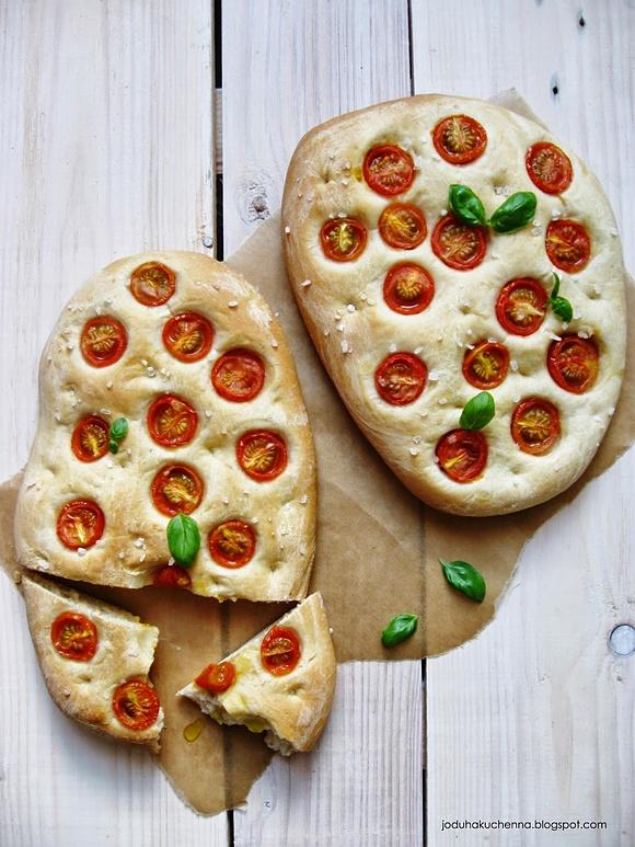 Focaccia z pomidorkami - włoski chlebek nadziany pomidorami koktajlowymi