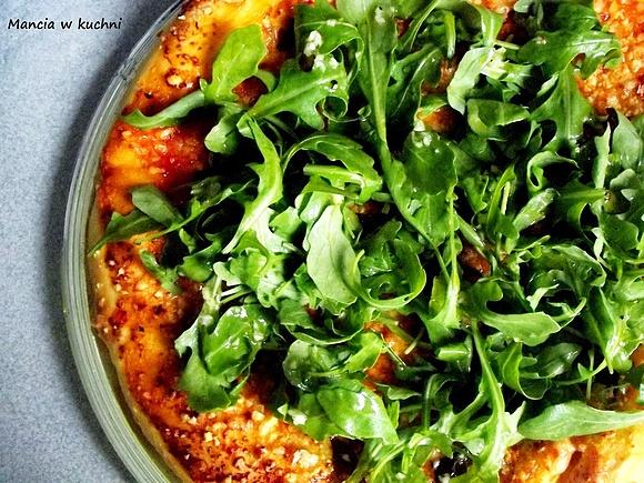 Pizza z rukolą i słodkim sosem winegret
