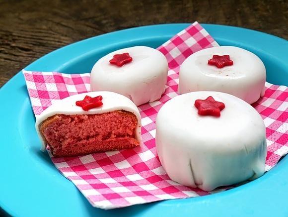Światowy dzień pieczenia babeczki pink velvet candice