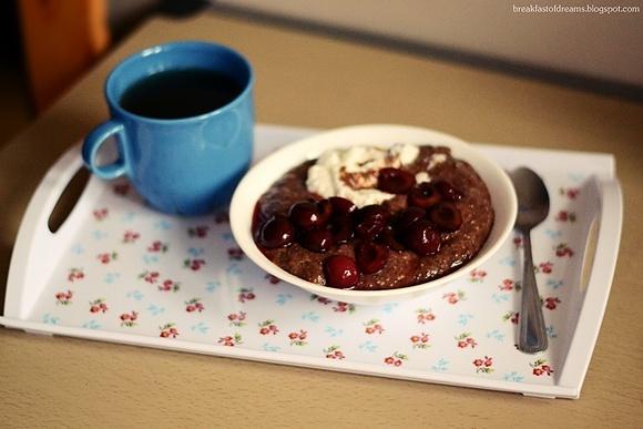 Kakaowy pudding z chia, czereśniami i ricottą