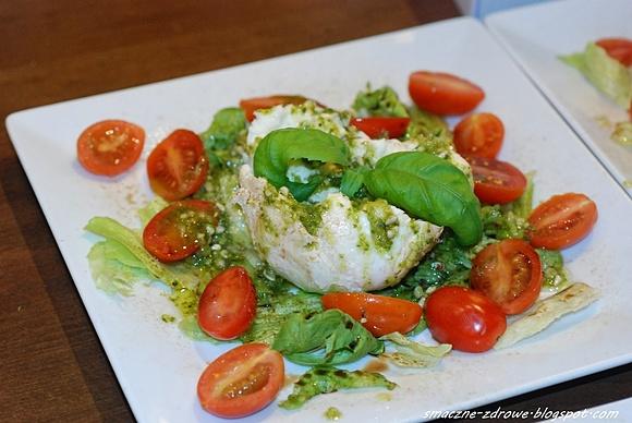 Sałatka Caprese na sałacie z pesto i oliwą