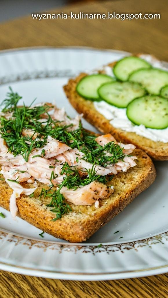 Kanapka z twarożkiem, łososiem, ogórkiem i koperkiem