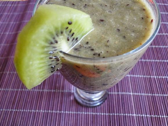 Zielony smoothie z jagodami i kokosową nutą