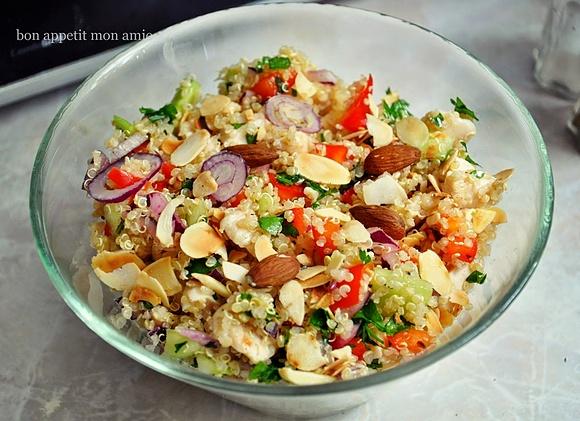 Quinoa sałatka z warzywami i kurczakiem