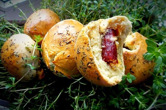 Scones z kabanosem i serem żółtym