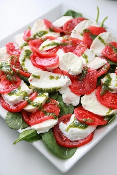 Caprese sałatka włoska z mozzarellą i pomidorami