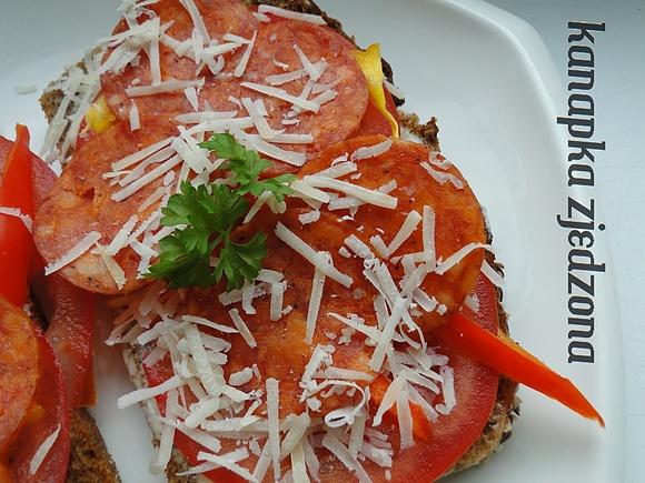 Chorizo na śniadanie na pełnoziarnistym chlebie z majonezem i pomidorem