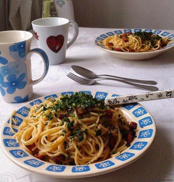 Spaghetti alla carbonara - klastyczny włoski makaron z boczkiem