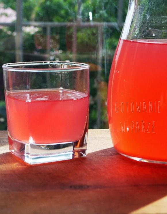 Kompot z rabarbaru
