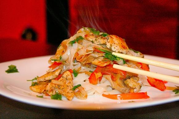 Stir-fry z kurczakiem, papryką i pieczarkami